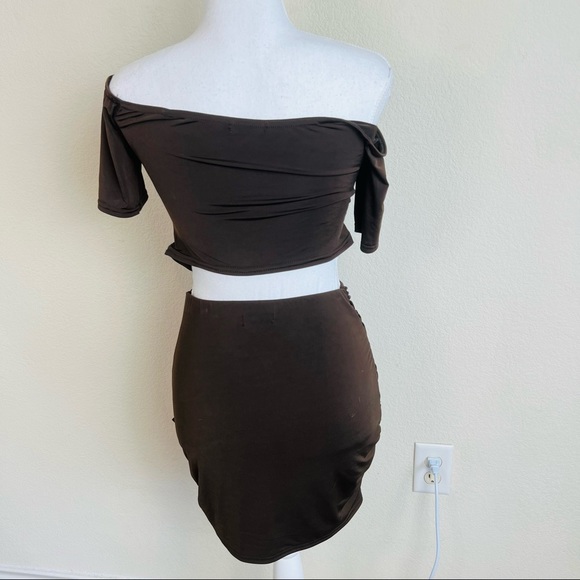 PrettyLittleThing Chocolate Brown Slinky Ruched Bardot Top & Mini Skirt Set - Picture 6 of 10